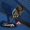ROKNE Aero Blade 1.16 detaljbild på pickleballracket vid nät